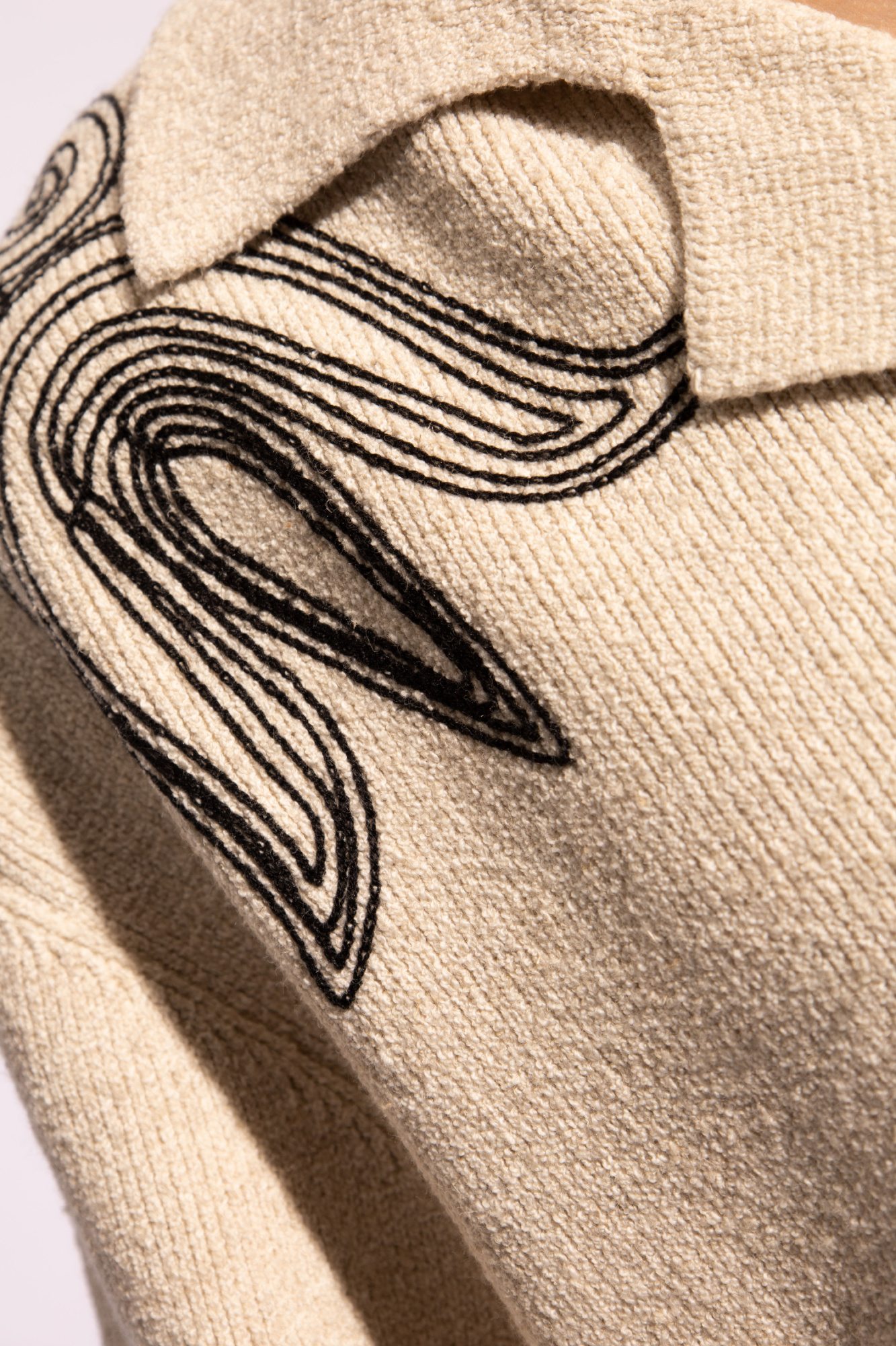 T-Shirt mit kurzem Schnitt in Schwarz - Beige 'Kaemon